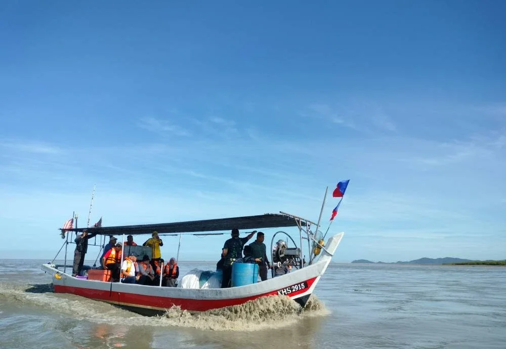 Mahdzir ketika meninjau keadaan beting pasir di muara Sungai Muda, Kedah pada Ahad.