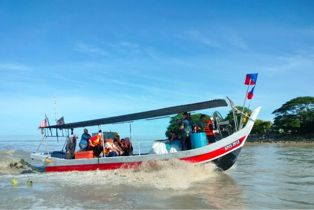 Mahdzir ketika meninjau keadaan beting pasir di muara Sungai Muda, Kedah pada Ahad.