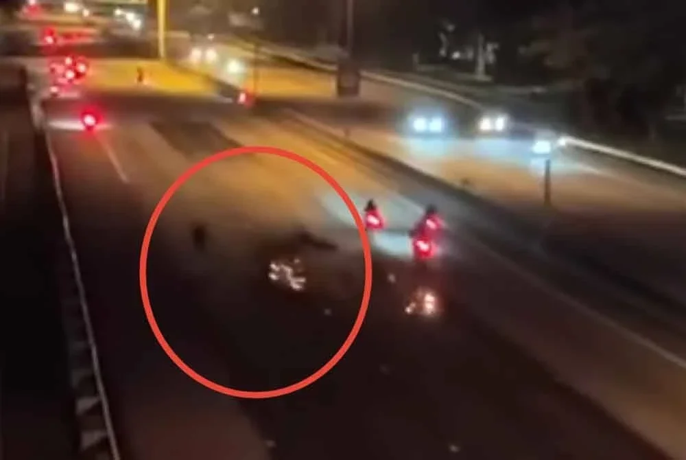 Tangkap layar rakaman video tular menunjukkan motosikal ditunggang mangsa berusia 15 tahun terbabas sebelum dilanggar dua motosikal lain dalam kemalangan di Kilometer 21 Kesas, Klang pada Ahad.