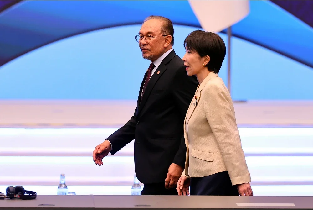 Anwar bersama Takaichi ketika Sidang Kemuncak ASEAN-Jepun ke-28 sempena Sidang Kemuncak ASEAN ke-47 di Kuala Lumpur pada Ahad. Foto: Bernama