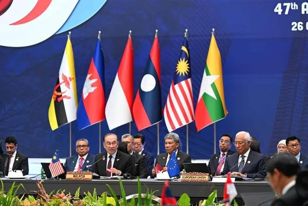 Mohamad Hasan (depan, tiga dari kanan) ketika dalam Sidang Kemuncak ASEAN ke-47 yang berlangsung pada Ahad. Sumber foto daripada Facebook Mohamad Hasan pada Ahad.