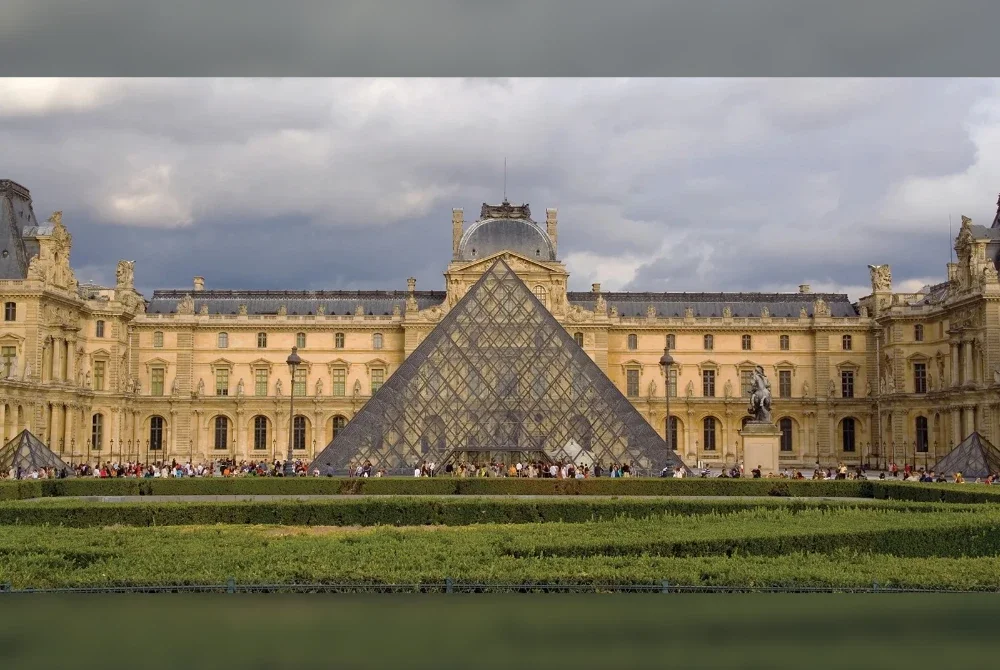 Dua suspek yang dikaitkan dengan rompakan di Muzium Louvre itu ditahan oleh pihak pengusa Perancis.