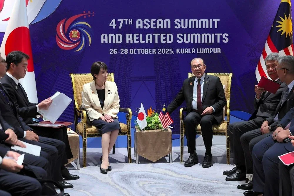 Anwar dan Takaichi sewaktu mesyuarat bilateral di luar Sidang Kemuncak ASEAN ke-47 dan Sidang Kemuncak Berkaitan di ibu kota pada Ahad. Foto: Bernama 