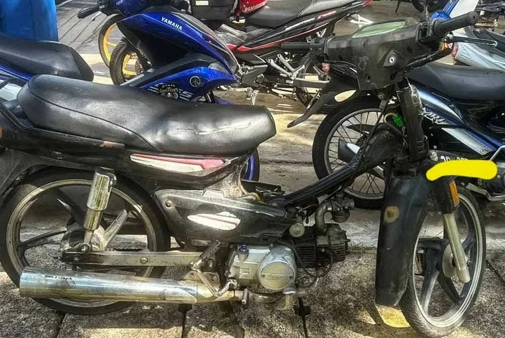 Motosikal jenis Demak EX 90 yang dirampas bagi membantu siasatan. Foto: PDRM