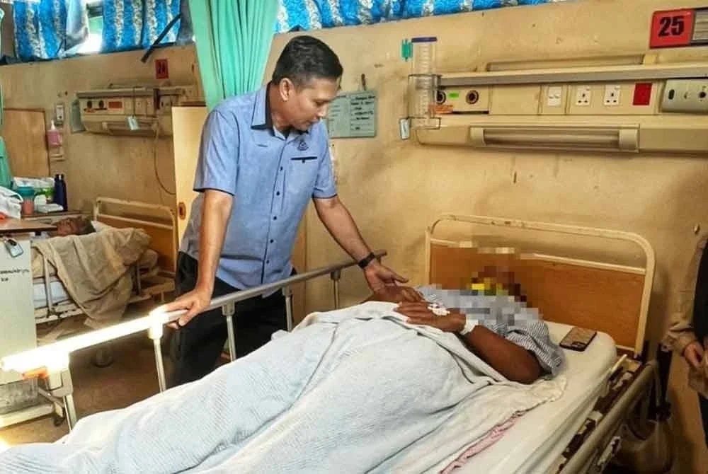 Mohd Nasyim melawat anggota yang cedera di hospital. Foto: PDRM