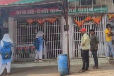 Gambar tular menunjukkan beberapa pelajar perempuan dikesan membeli alkohol di Madhya Pradesh.