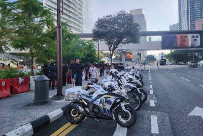 PDRM mengawal ketat sekitar Ampang Park di ibu negara pada Ahad bagi mengelak penganjuran himpunan. Foto Sinar Harian