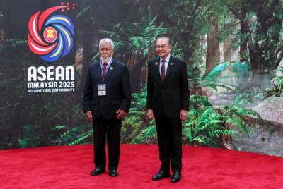 Anwar (kanan) menyambut mesra Perdana Menteri Timor-Leste, Kay Rala Xanana Gusmao pada Sidang Kemuncak ASEAN ke-47 dan Sidang Kemuncak Berkaitan di Pusat Konvensyen Kuala Lumpur (KLCC) hari ini. Foto Bernama