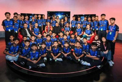 Mohd Sumali (berbaju hitam, tengah) bergambar dengan pihak Astro dan 40 peserta Kem Final Klinik STL baru-baru ini.