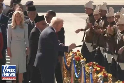 Tangkap layar video menunjukkan Trump menari bersama kumpulan penari tradisional sebaik tiba di Malaysia bagi menghadiri Sidang Kemuncak ASEAN ke-47.