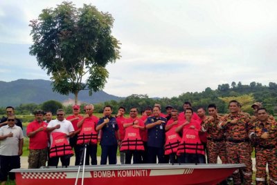 Khairul Anuar (enam dari kanan) dan Mohamad Yusri (enam dari kiri) bersama pasukan bomba komuniti serta anggota JBPM selepas Majlis Penyerahan Bot Bomba Komuniti Sempena Persediaan MTL Zon 4 JBPM Perak 2025 di Taman Tasek Temoh, Tapah pada Ahad.