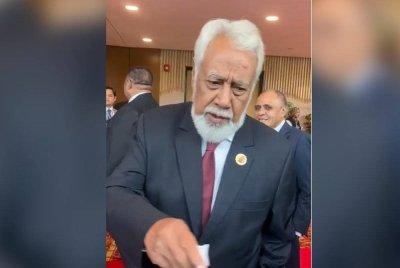 Gusmao sempat menyantuni pengamal media sambil memberikan gula-gula manis pada Sidang Kemuncak ASEAN ke -47 di Kuala Lumpur hari ini.