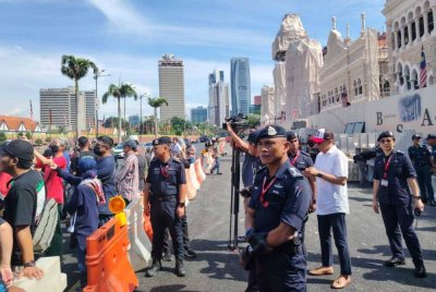 Fadil meninjau himpunan aman di Dataran Merdeka, Kuala Lumpur pada Ahad.