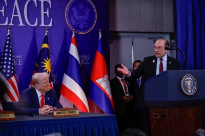 Anwar berucap di hadapan Trump selepas Charnvirakul dan Manet menandatangani Perjanjian Damai KL di luar acara Sidang Kemuncak ASEAN ke-47 dan Sidang Kemuncak Berkaitan di ibu kota pada Ahad. Foto: Bernama
-- fotoBERNAMA (2025) COPYRIGHT RESERVED