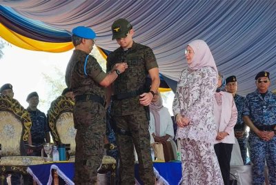 Al-Sultan Abdullah menyempurnakan pemangkaian pangkat Mejar kepada anakanda, Tengku Hassanal Ibrahim Alam Shah sempena Majlis Penutup Kursus Asas PASKAU Siri 32/25 di Pantai Hiburan, Kuala Rompin pada Ahad.