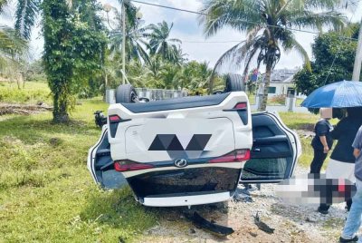 Keadaan MPV Perodua Alza yang terlibat dalam kemalangan tersebut. - foto IPD Kota Tinggi