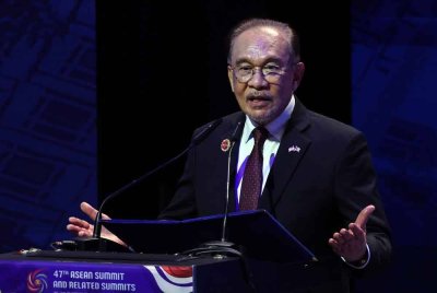 Anwar ketika menyampaikan ucapan pembukaan di Sidang Kemuncak ASEAN-India ke-22, pada Ahad. Foto Bernama