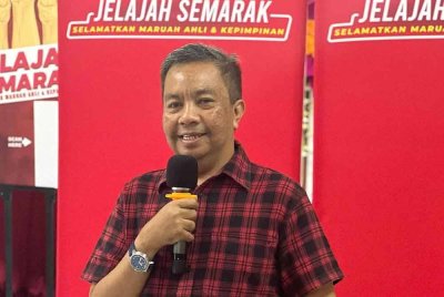 Aziz ketika menyertai siri Jelajah Selamatkan Maruah Ahli dan Kepimpinan (Semarak) di Pengerang, Johor pada Ahad.