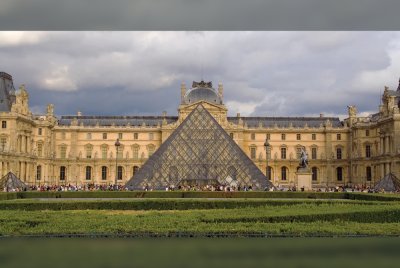 Dua suspek yang dikaitkan dengan rompakan di Muzium Louvre itu ditahan oleh pihak pengusa Perancis.