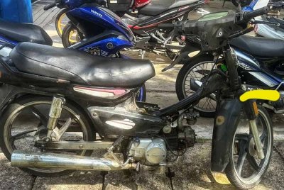 Motosikal jenis Demak EX 90 yang dirampas bagi membantu siasatan. Foto: PDRM
