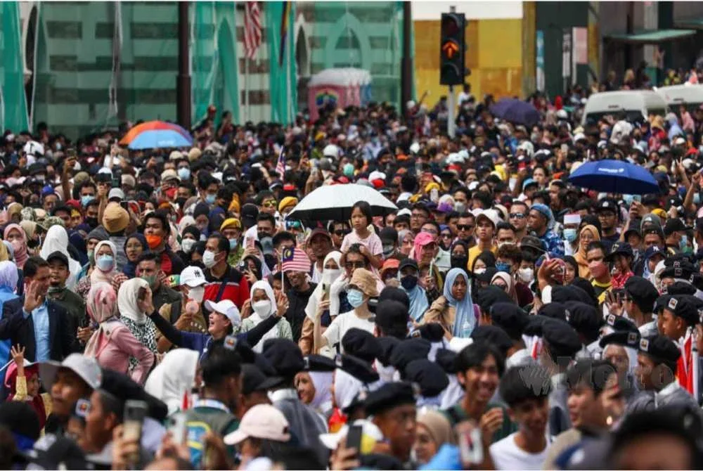 Masyarakat berperanan dalam membentuk sahsiah generasi muda. Gambar hiasan 