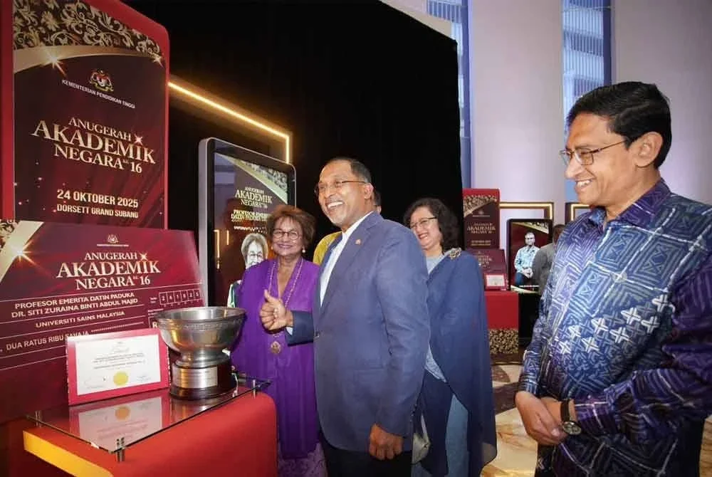 Zambry melihat hadiah kemenangan Zuraina.