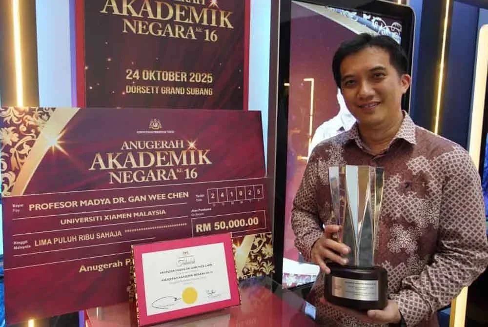 Wee Chen antara penerima anugerah dan beliau mengetuai penyelidikan menghasilkan pelitup muka berteknologi tinggi.