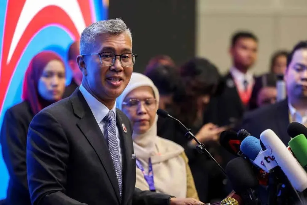 Tengku Zafrul bercakap kepada media ketika sidang akhbar Perjanjian Timbal Balik Tarif Malaysia-As di ibu negara pada Ahad. Foto: Bernama