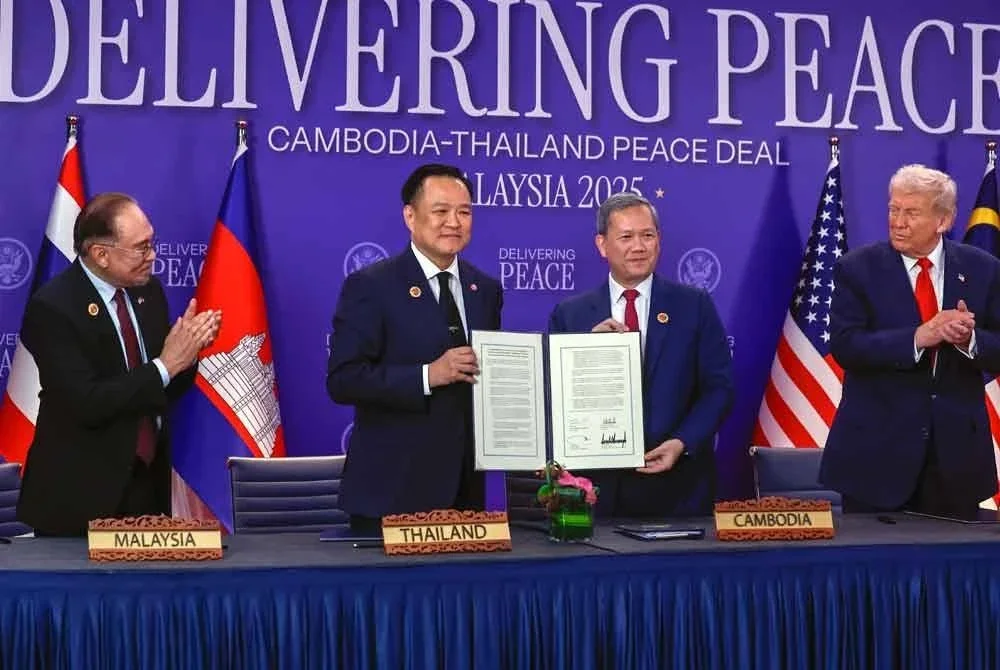 Anwar dan Trump ketika menyaksikan perjanjian damai antara Thailand dan Kemboja yang dimeterai di luar Sidang Kemuncak ASEAN ke-47 di ibu negara pada Ahad.