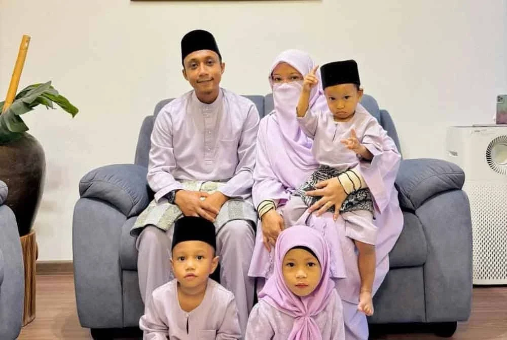 Allahyarham Muhammad Arif (kiri) bersama isteri dan anak-anak.
