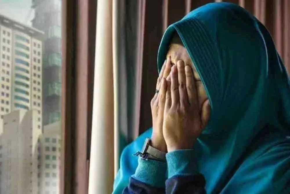 Seorang guru tadika di Johor Bahru kerugian RM100,000 selepas menjadi mangsa penipuan apabila nombor WhatsApp suaminya digodam ketika lelaki itu berada di China atas urusan kerja. Foto hiasan