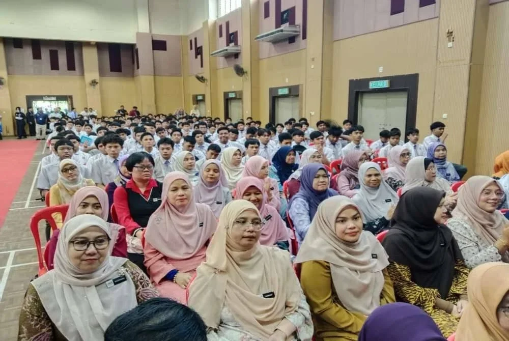 Antara pelajar dan guru yang terlibat perhimpunan pagi di Sekolah Menengah Kebangsaan (SMK) Shah Alam di sini pada Isnin.