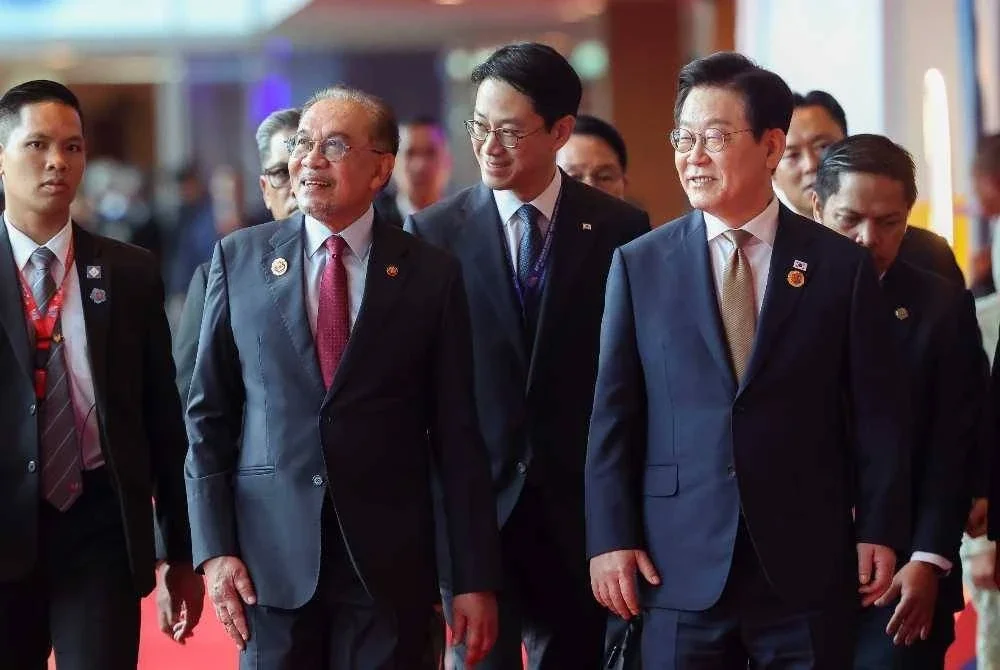 Perdana Menteri Datuk Seri Anwar Ibrahim bersama Presiden Korea Selatan, Lee Jae Myung, tiba untuk menghadiri Sidang Kemuncak ASEAN-Korea (ROK) ke-26 sempena Sidang Kemuncak ASEAN ke-47 dan Sidang Kemuncak Berkaitan di Pusat Konvensyen Kuala Lumpur (KLCC) pada Isnin. Foto Bernama.