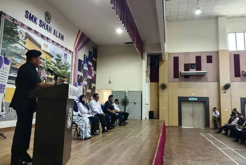 Mohd Zaini ketika berucap dalam perhimpunan pagi bersama guru dan pelajar di Sekolah Menengah Kebangsaan Shah Alam, Bukit Jelutong pada Isnin.