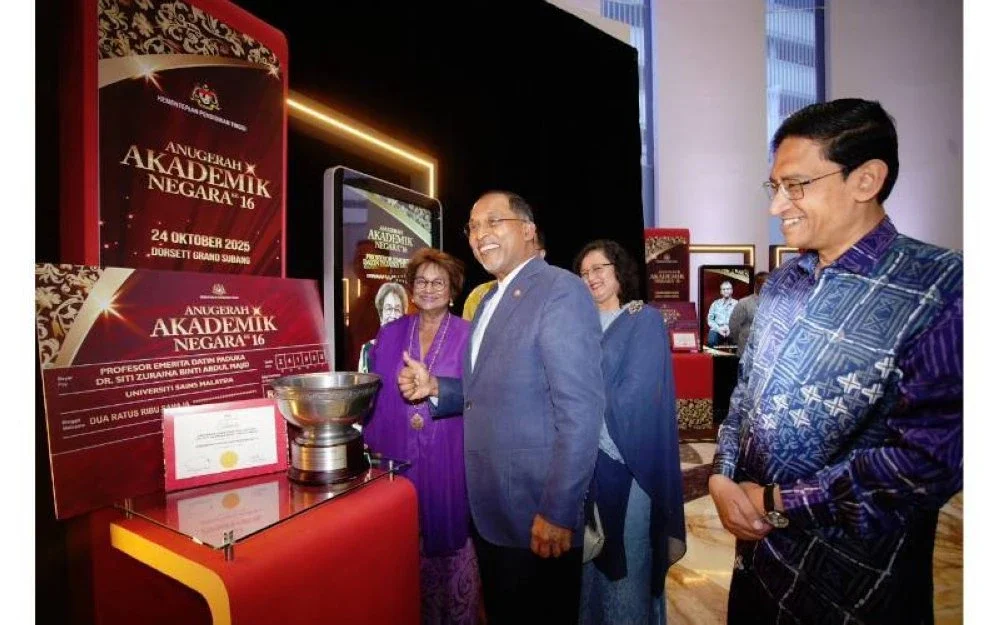 Zambry (dua dari kiri) melihat hadiah kemenangan Zuraina.