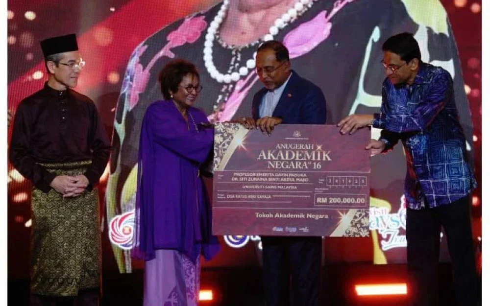  Zambry menyampaikan anugerah kepada Siti Zuraina.