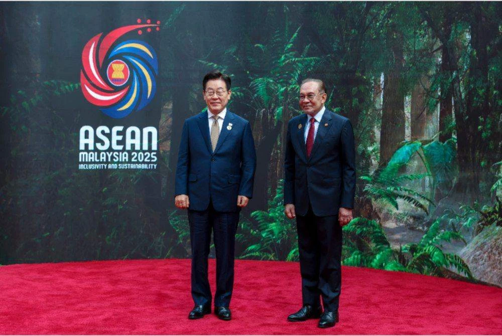 Anwar (kanan) menyambut mesra Presiden Korea Selatan, Lee Jae Myung pada Sidang Kemuncak ASEAN ke-47 dan Sidang Kemuncak Berkaitan di Pusat Konvensyen Kuala Lumpur (KLCC) pada Isnin. Foto Bernama
