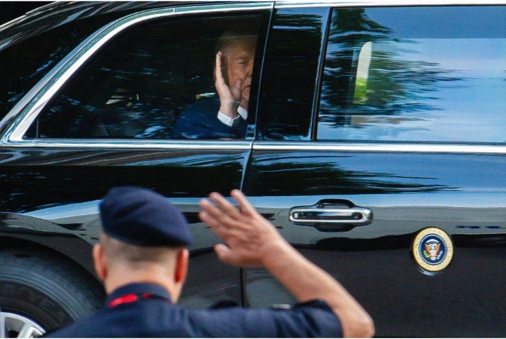 Trump menaiki kenderaan perisai rasmi beliau ‘The Beast’, menuju ke Lapangan Terbang Antarabangsa Kuala Lumpur (KLIA) pagi ini. Foto Bernama