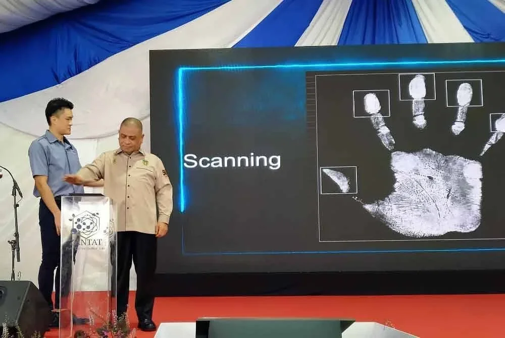 Saarani (kanan) menyempurnakan gimik Pelancaran Makmal Penyelidikan dan Pembangunan Makmal Inovasi Poly Cal Zantat di Zantat Sdn Bhd, Kawasan Industri Batu Kapur, Keramat Pulai, Kampung Kepayang pada Isnin.