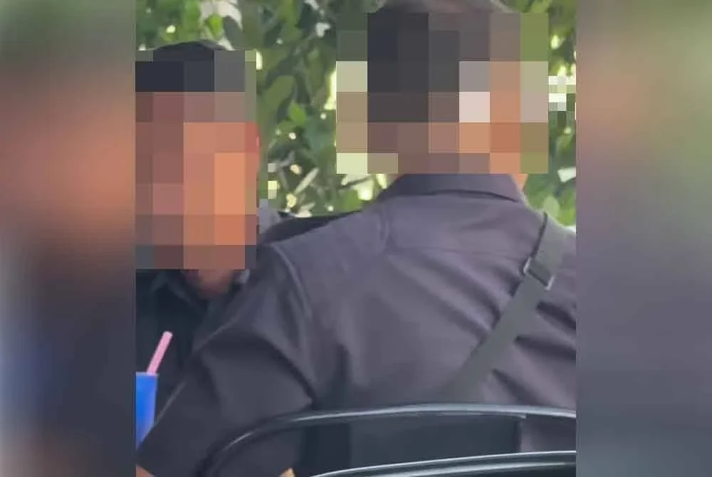 Tangkap layar tular menunjukkan anggota polis merokok di sebuah restoran di Kluang.
