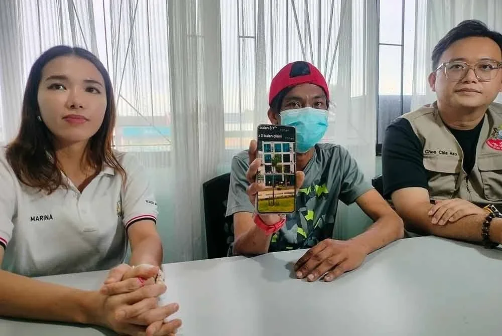 Joe (tengah) pada sidang akhbar di Pejabat ADUN Skudai pada Isnin.