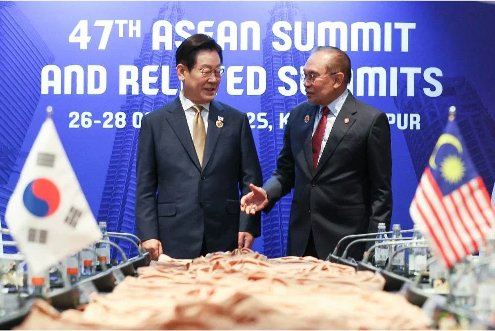 Anwar bersama Jae-Myung semasa mesyuarat dua hala di luar Sidang Kemuncak ASEAN ke-47 dan Sidang Kemuncak Berkaitan di Pusat Konvensyen Kuala Lumpur (KLCC). Foto Bernama