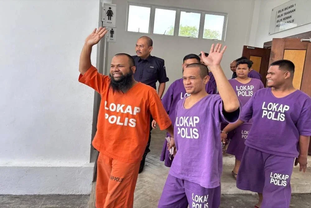 Enam individu termasuk seorang ahli perniagaan bergelar Datuk dihadapkan di Mahkamah Sesyen Besut atas pertuduhan melakukan khianat dan mencederakan mangsa dalam kes pergaduhan tular di media sosial pada 23 Oktober lalu.