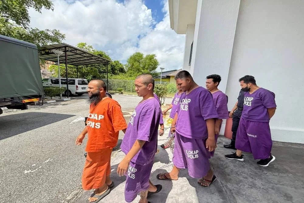 Enam individu termasuk seorang ahli perniagaan bergelar Datuk dihadapkan di Mahkamah Sesyen Besut atas pertuduhan melakukan khianat dan mencederakan mangsa dalam kes pergaduhan tular di media sosial pada 23 Oktober lalu.