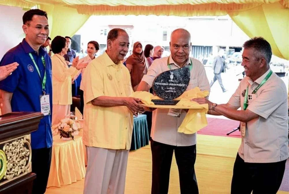 Bakar (dua dari kanan) menyampaikan cenderahati kepada Sultan Sallehuddin sempena perasmian Urban Forest 1 yang pertama di Kedah.