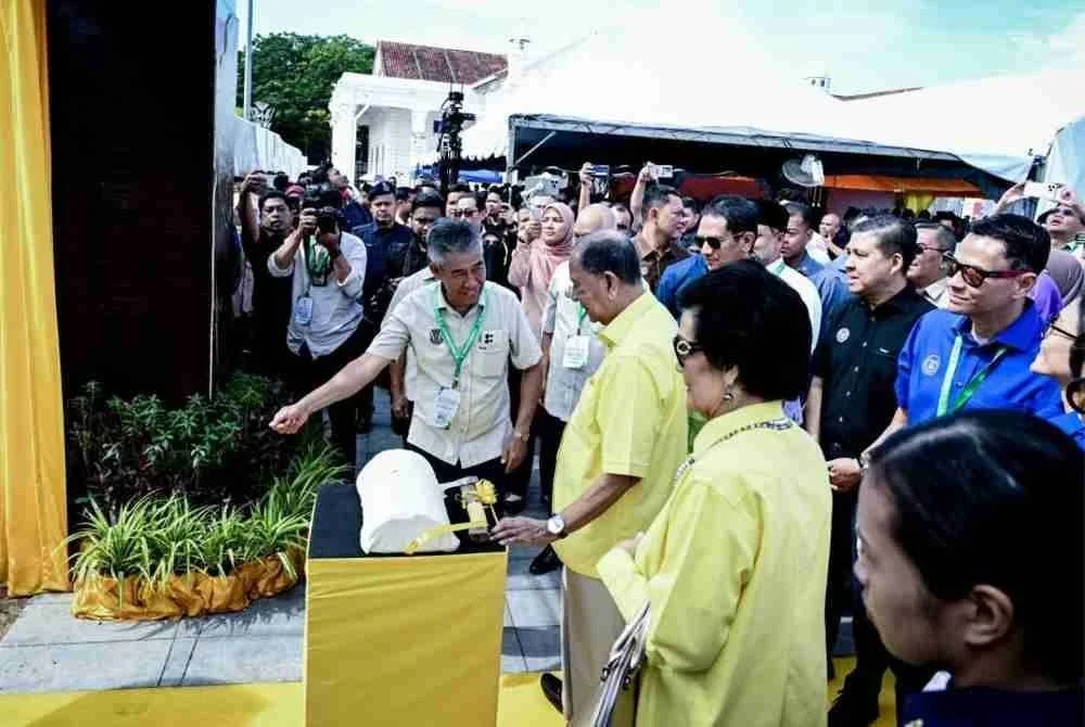 Sultan Sallehuddin dan Sultanah Maliha berkenan berangkat merasmikan Urban Forest 1 di Dataran Medan Bandar pada Isnin.