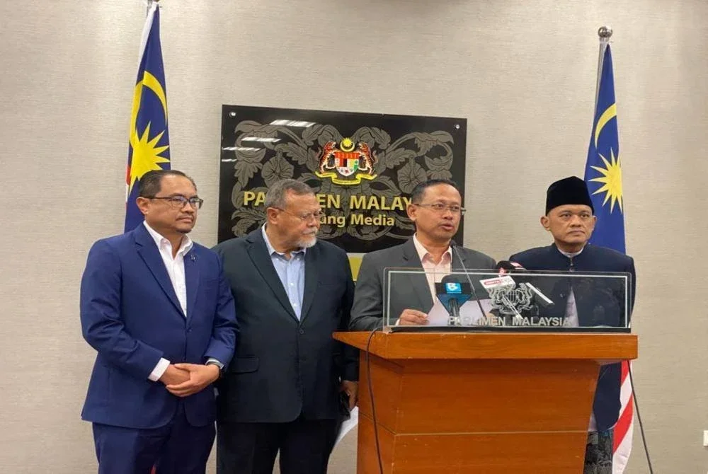 Ahli Parlimen Pulai, Suhaizan Kaiat (dua, kanan) membawa usul agar Takiyuddin dirujuk kepada Jawatankuasa Hak dan Kebebasan Parlimen jika gagal mohon maaf susulan dakwaan yang dibuat terhadap APMM.