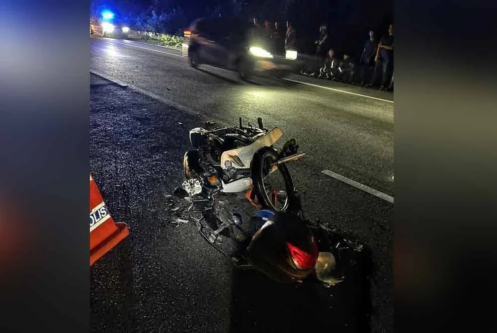 Seorang pekerja Pelabuhan Kuantan maut selepas terlibat kemalangan dengan MPV di hadapan Warung Sara Tomyam, Chendor, Jalan Kuantan - Kemaman di sini, petang Ahad. Foto Polis Trafik Kuantan.