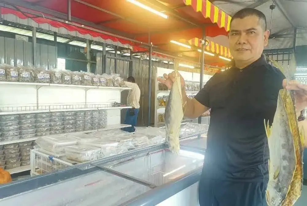 Jamal yang pulih daripada kanser membantu nelayan memasarkan produk ikan masin Sekinchan.