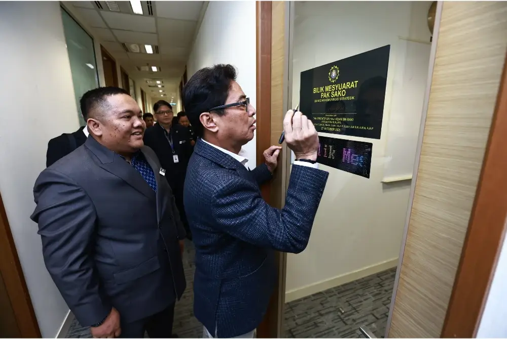 Azam merasmikan Bilik Mesyuarat Pak Sako milik Bahagian Komunikasi Strategik (BKS) SPRM pada Isnin.